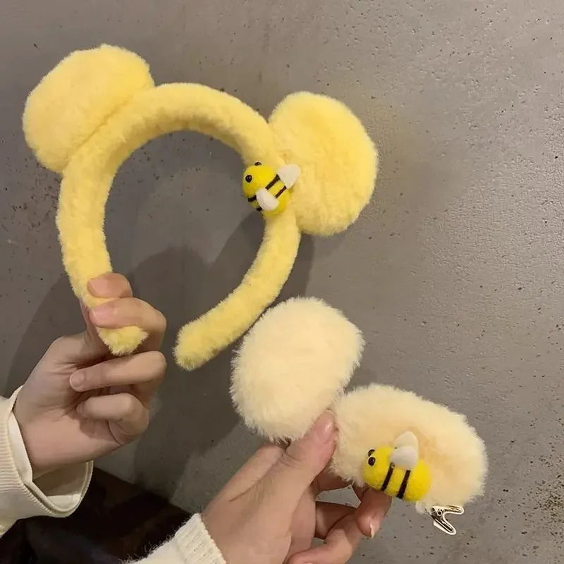 Cat ear headband design detail